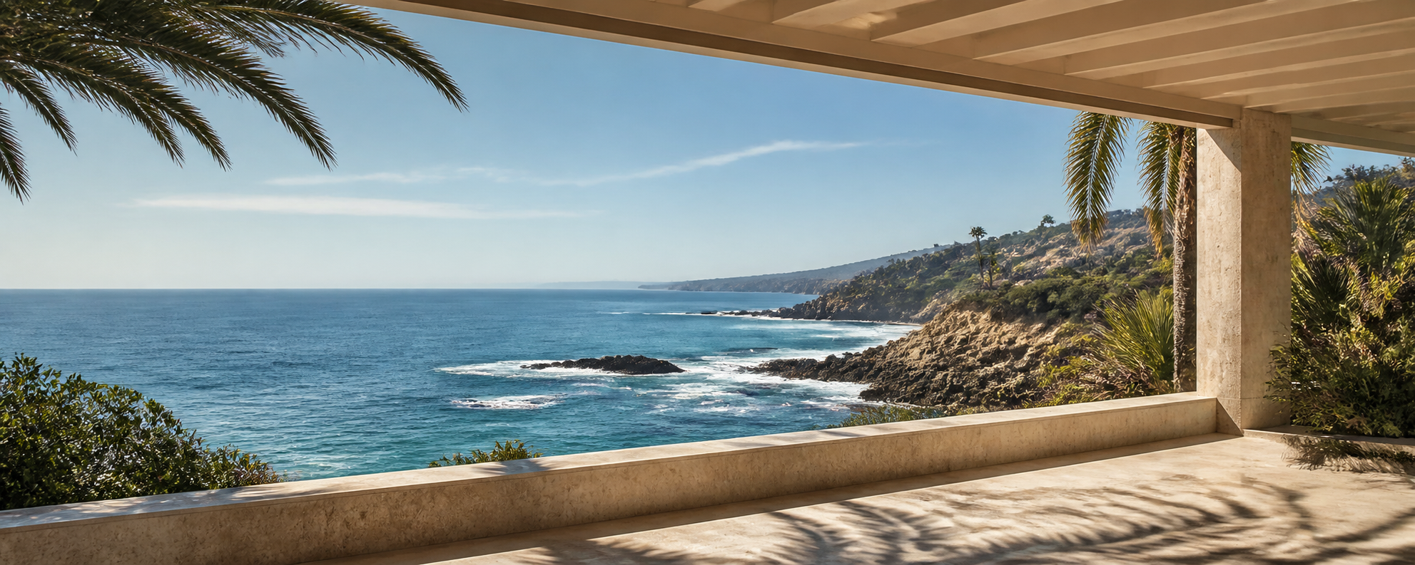 California-Küste von einer überdachten Mid-century-Terrasse mit Blick auf Meer und Felsküste
