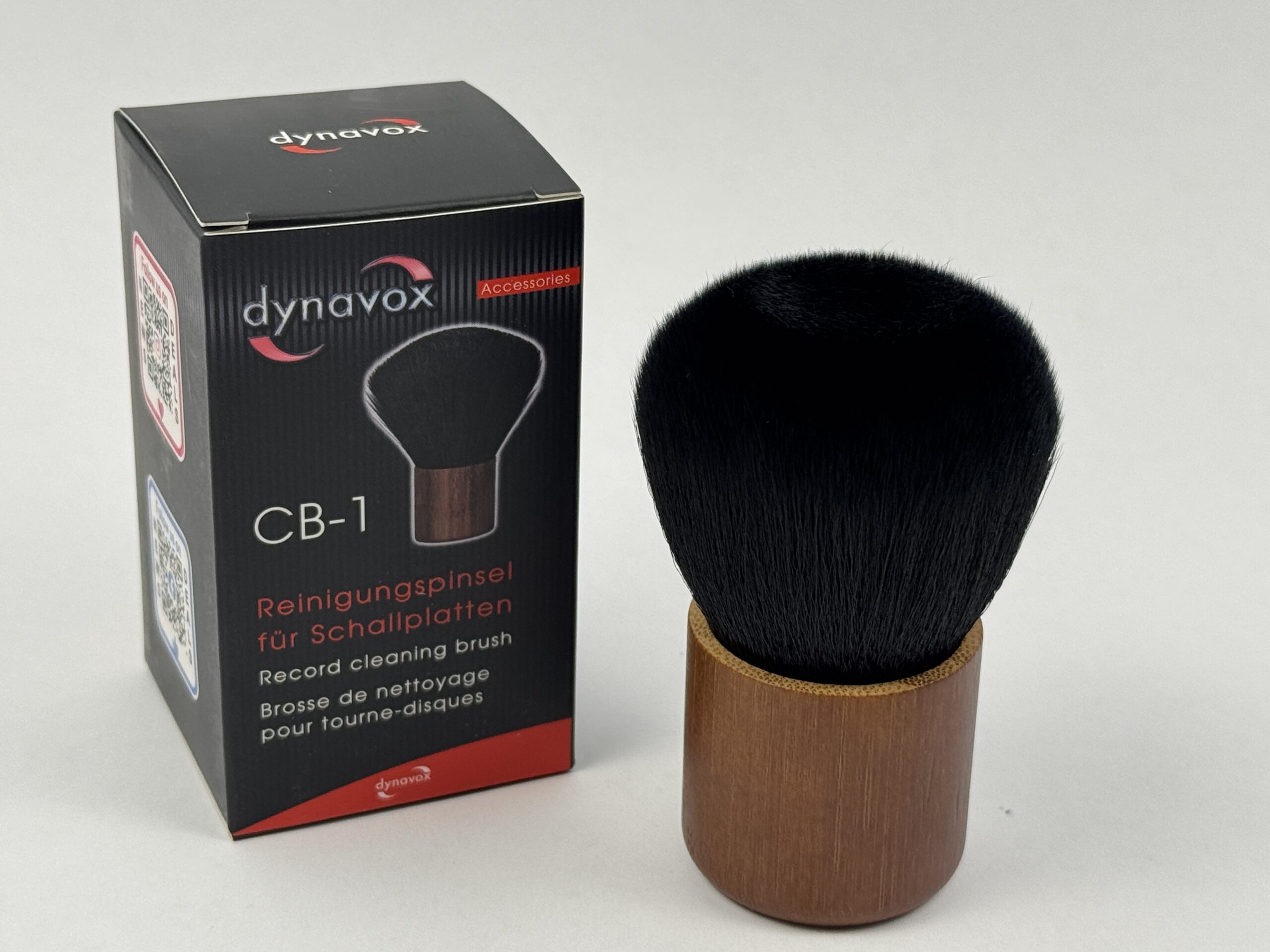 Dynavox CB-1 Reinigungspinsel mit weichen schwarzen Kunstfasern und braunem Bambusgriff